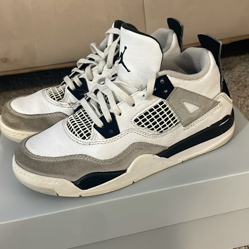 Boys Nike Jordan 4 Retro size 1